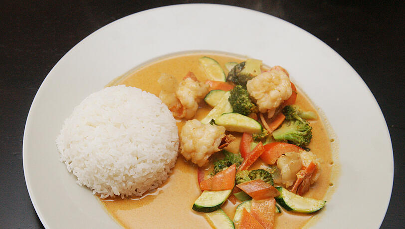 Roter Thai-Curry mit Riesengarnelen für 7,90 Euro Roter Thai-Curry mit Riesengarnelen für 7,90 Euro