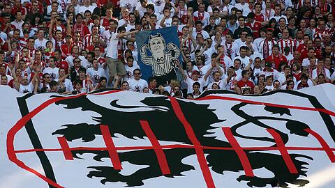 Bayern-Fans rasten beim Gladbach-Spiel aus: &bdquo;Wer den Blauen Millionen zuschiebt, hat unser Vertrauen nicht verdient. Hoeneß, du Lügner&ldquo;, war auf Plakaten zu lesen.