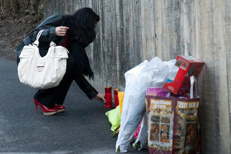 Trauer, Wut, Entsetzen: Nach dem schrecklichen Busunfall in der Schweiz mit 28 toten Menschen fallen sich Angehörige in die Arme, Freunde stellen Kerzen auf und besuchen Gottestdienste. Die Bilder