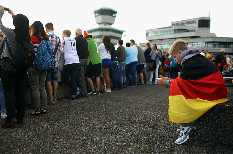Die deutschen Fans empfangen die Fußball-Weltmeister - die Bilder von der Berliner Fanmeile und dem Flughafen Tegel.