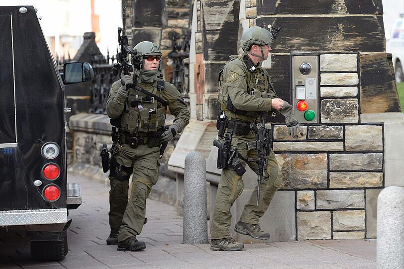 In Ottawa hat ein Mann das Parlament mit einem Gewehr angegriffen. Zuvor war ein Soldat am Weltkriegsdenkmal niedergeschossen worden.