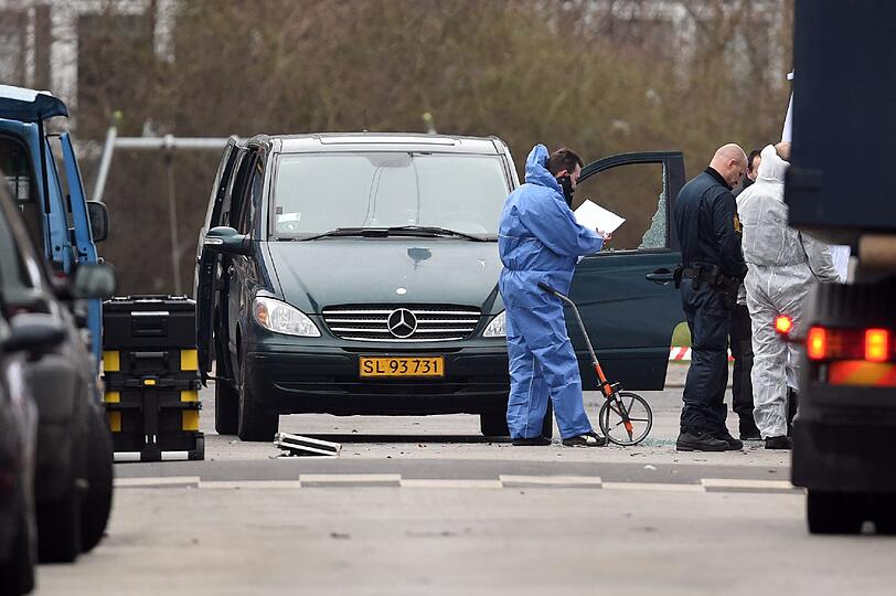 Nachdem die dänische Polizei den mutmaßlichen Attentäter erschossen hat. sichern die Beamten Spuren in der Nähe des Bahnhofs Norrebro.