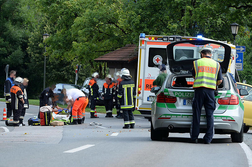Eine 14 jährige wurde beim überqueren der Straße zum Bushäuschen von einem PKW erfasst und schwer Verletzt. Bilder der Unfallstelle.