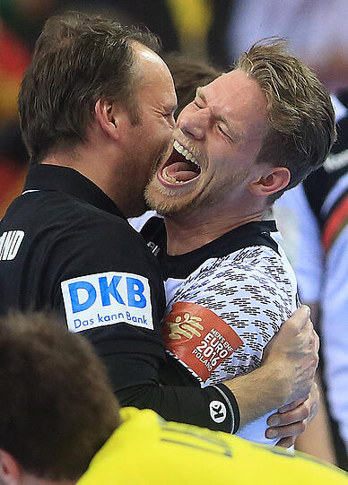 Ausgelassen feiern die deutschen Handballer am Sonntagabend ihren EM-Titel in Krakau. Die Bilder.
