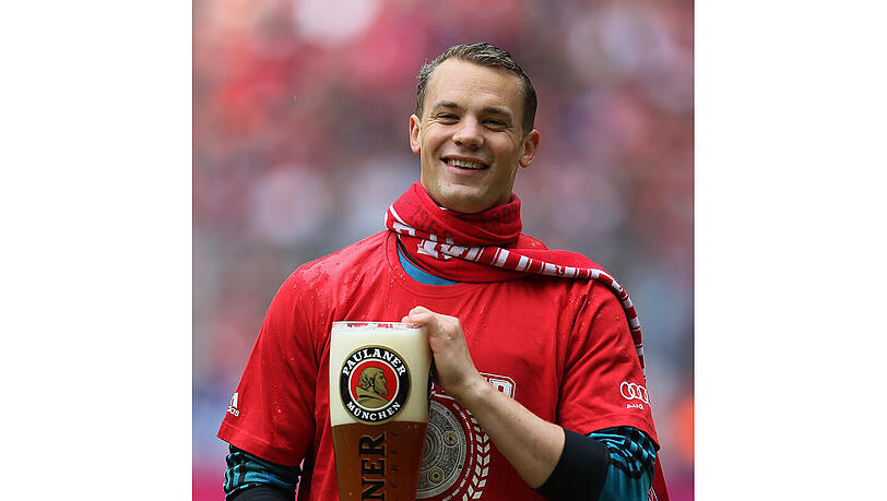 2013 erlebte der FC Bayern das Triple und Manuel Neuer seine Weißbierduschen-Premiere. 2013 erlebte der FC Bayern das Triple und Manuel Neuer seine Weißbierduschen-Premiere.