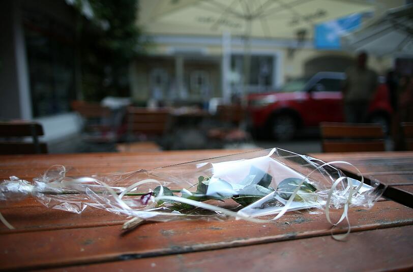 Ein weiße Rose am Anschlagsort von Ansbach. Der Zentralrat der Muslime in Deutschland erwägt den Attentätern von Ansbach und Würzburg die Bestattung auf einem islamischen Friedhof zu verwehren. Foto: Daniel Karmann