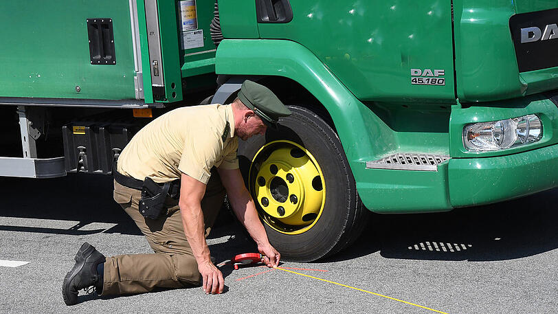 Der Transporter-Fahrer sah das Mädchen zu spät und erfasste es. Das Kind erlitt schwere Verletzungen.