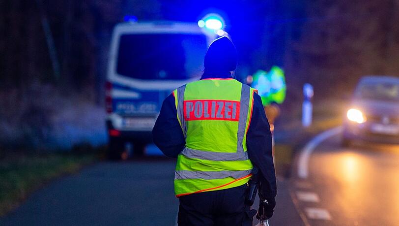 Die Polizei hat bei Passau elf Flüchtlinge aus Afghanistan aus einem Kühltransporter befreit. (Symbolbild)
