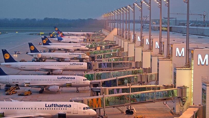 Vom Münchner Flughafen aus startete die neue Boing 747-8 nach Düsseldorf. Mit an Board AZ-Reporter Rudol Huber. Vom Münchner Flughafen aus startete die neue Boing 747-8 nach Düsseldorf. Mit an Board AZ-Reporter Rudol Huber.