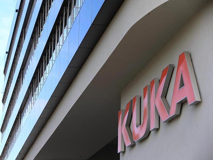 Das Logo des Roboterbauers Kuka aufgenommen am Hauptsitz des Unternehmens. Foto: Karl-Josef Hildenbrand/Archiv