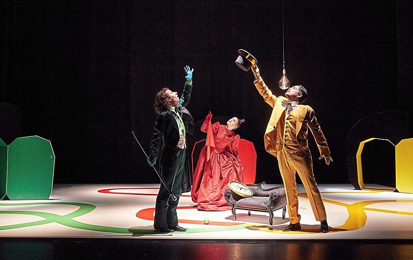 Hardy Punzel, Helene Schmitt und David Benito Garcia im Apfelwald.
