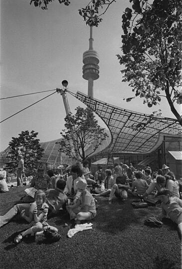 Familienausflug aufs Olympiagelände 1972: Rast im noch spärlichen Schatten vor dem Olympiabad.
