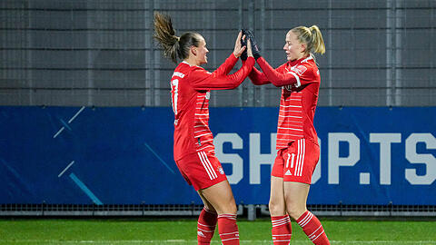 Klara Bühl (l.) und Lea Schüller  jubeln über das Tor zum 0:3