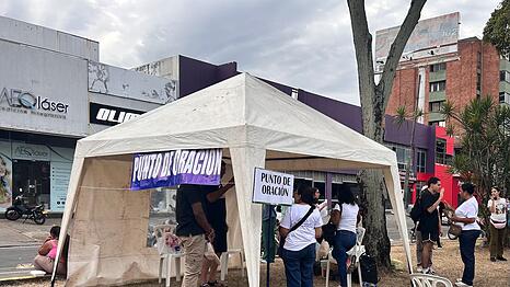 Ein Pavillon nahe einem eingest&uuml;rzten Geb&auml;ude dient als "Gebetsort".
