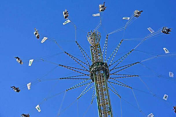 Seit 2017 geht es beim "Jules Verne Tower" mit seinen beeindruckenden 80 Metern hoch hinaus in den Wiesn-Himmel. Seit 2017 geht es beim "Jules Verne Tower" mit seinen beeindruckenden 80 Metern hoch hinaus in den Wiesn-Himmel.