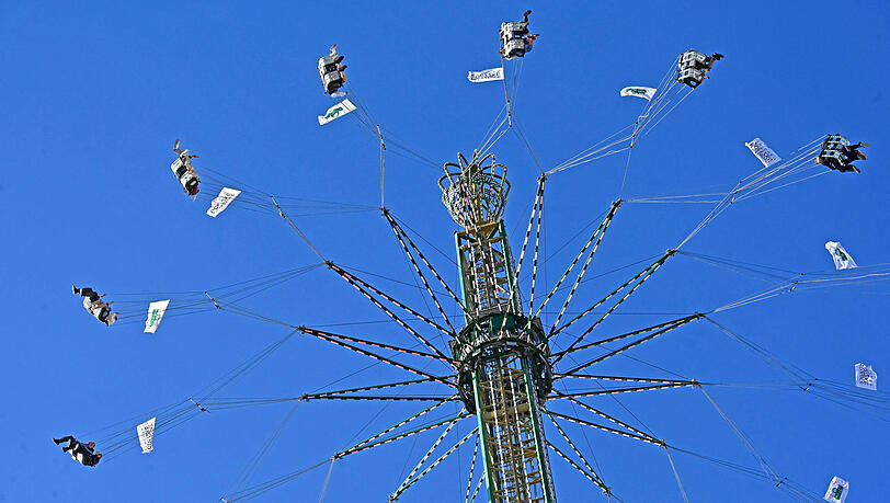 Seit 2017 geht es beim "Jules Verne Tower" mit seinen beeindruckenden 80 Metern hoch hinaus in den Wiesn-Himmel. Seit 2017 geht es beim "Jules Verne Tower" mit seinen beeindruckenden 80 Metern hoch hinaus in den Wiesn-Himmel.