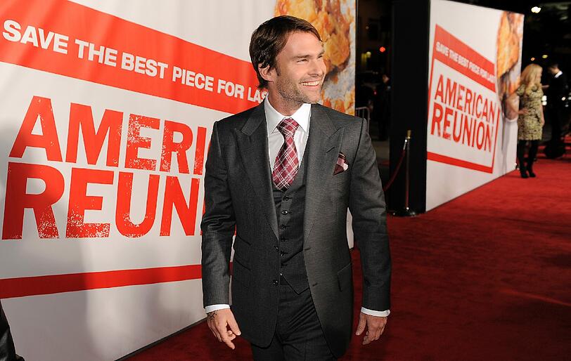 Der vierte Teil des us-amerikanischen Teenie-Klassikers "American Pie" hat in Los Angeles Premiere gefeiert - und Jason Biggs, Tara Reid, Chris Klein, Mena Suvari und Sean William Scott sind alle wieder mit dabei. Der vierte Teil in Original-Besetzung wird im April 2012 auch in Deutschland unter dem Titel "American Reunion - Das Klassentreffen" auf der Leinwand erscheinen. Sehen Sie hier die besten Bilder vom roten Teppich des legendären Chinese Theatres in Hollywood.