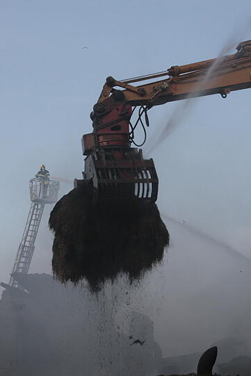 Aufräumarbeiten nach dem Mega-Brand in Heldenstein: Die Feuerwehr kann noch nicht aufatmen und kümmert sich um die Brandruine. Bei dem Feuer ist ein Schaden von etwa einer Million Euro entstanden.