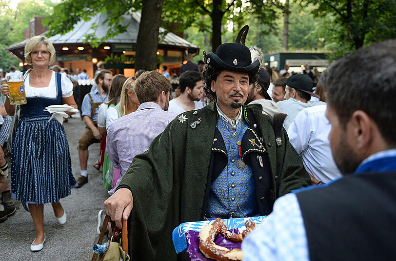 Der Kocherlball am Chinesischen Turm: die schönsten Bilder vom Tanzen im Englischen Garten.