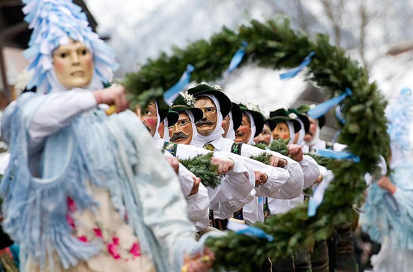 "Schellenrührer" ziehen beim Faschingstreiben durch Mittenwald. Mit dem Lärm der großen Kuhglocken sollen nach altem Brauch die bösen Wintergeister ausgetrieben werden.