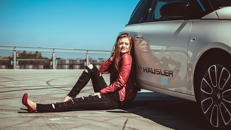 Auch zum Anlehnen geeignet: Jeannie neben dem Opel Adam von Häusler.