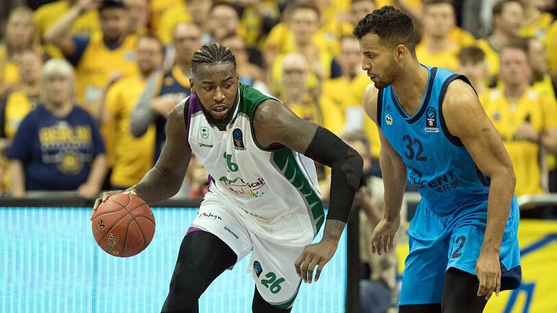 Der deutsche Basketball-Meister FC Bayern hat den französischen Nationalspieler Mathias Lessort (l.) verpflichtet.