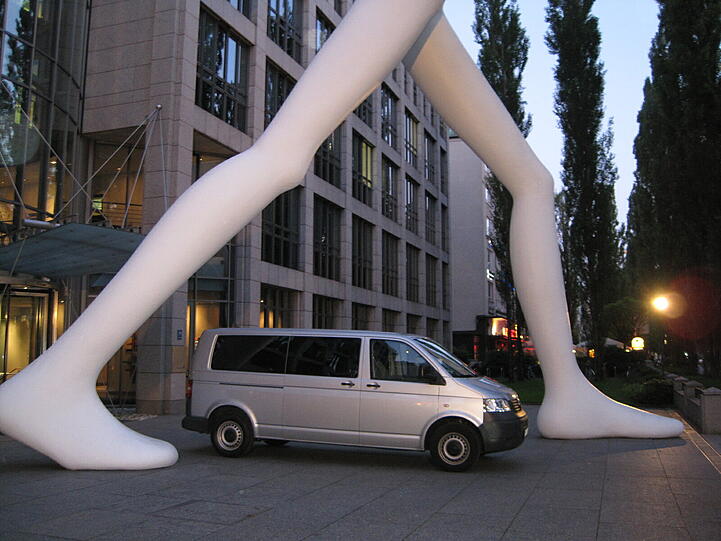Watch your step! Der Walking Man wird getunnelt.