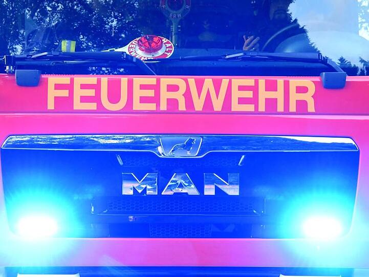 Feuerwehrmänner sitzen in ihrem Fahrzeug. Foto: Carsten Rehder/dpa/Archivbild