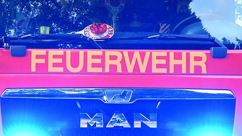 Feuerwehrmänner sitzen in ihrem Fahrzeug. Foto: Carsten Rehder/dpa/Archivbild