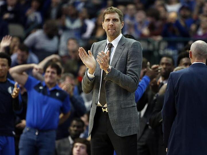 Anzug statt Basketball-Dress: Dirk Nowitzki.
