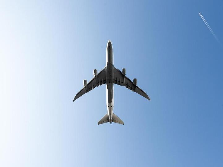 Da immer mehr Menschen geschäftlich oder in Urlaub fliegen, wächst der weltweite Luftverkehr. Das bringt wichtige Flughäfen wie in Frankfurt oder Berlin inzwischen an die Kapazitätsgrenze.