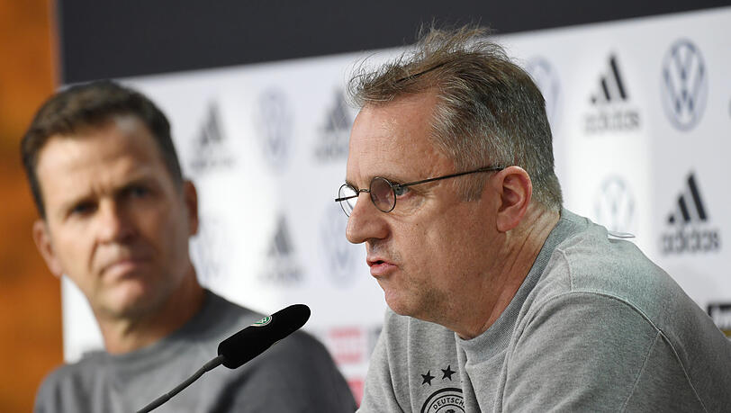Aktuell der wichtigste Mann beim DFB: Teamarzt Tim Meyer (r.) nimmt mit Manager Oliver Bierhoff Stellung zum Fall Süle. Aktuell der wichtigste Mann beim DFB: Teamarzt Tim Meyer (r.) nimmt mit Manager Oliver Bierhoff Stellung zum Fall Süle.
