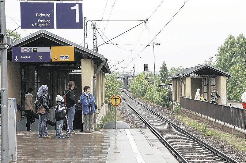 Hier kam es fast zur Katastrophe: Kurz vor, S-Bahnhof Lohhof lag eine 100-Kilo-Kiste auf den Gleisen.