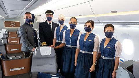 Flugpersonal der Lufthansa in Tracht.