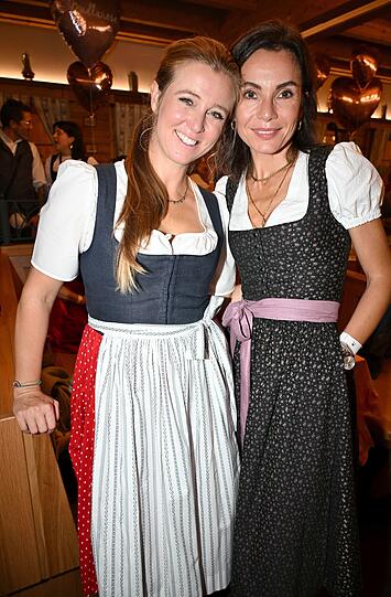 Nina Eichinger und Nadine Warmuth posierten gemeinsam auf der Madlwiesn.