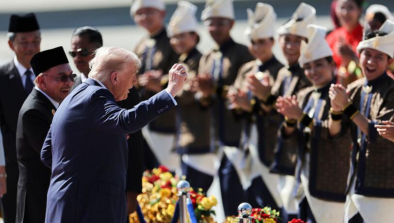 Trump präsentiert eine Tanzeinlage bei seiner Landung. Trump präsentiert eine Tanzeinlage bei seiner Landung.