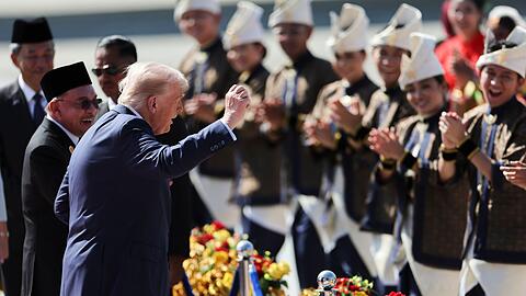 Trump präsentiert eine Tanzeinlage bei seiner Landung.