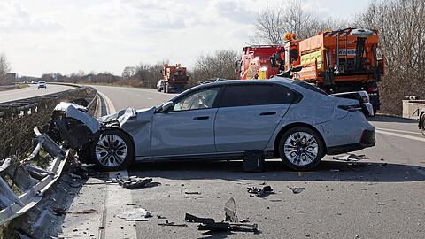 Laut Polizei prallte das Auto mit einem Sicherungswagen der Autobahnmeisterei zusammen.