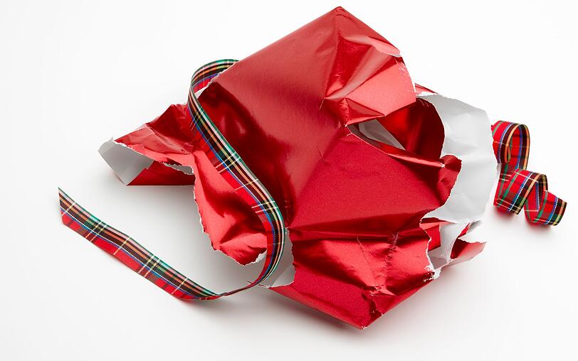Wenn man ein Geschenk bekommt, will man es schnell aufreißen, das ist verständlich. Achten Sie beim nächsten Mal darauf, das Papier nicht komplett zu zerfetzen. Es lässt sich nämlich wieder glattbügeln. Stellen Sie das Bügeleisen auf die niedrigste Stufe und bügeln Sie das Papier ohne Dampf. Schneiden Sie die Ränder gerade ab und falten Sie den Bogen ordentlich zusammen. Ebenso können Sie mit Schleifenbändern aus Stoff verfahren: bügeln, aufrollen, wiederverwenden. Wenn man ein Geschenk bekommt, will man es schnell aufreißen, das ist verständlich. Achten Sie beim nächsten Mal darauf, das Papier nicht komplett zu zerfetzen. Es lässt sich nämlich wieder glattbügeln. Stellen Sie das Bügeleisen auf die niedrigste Stufe und bügeln Sie das Papier ohne Dampf. Schneiden Sie die Ränder gerade ab und falten Sie den Bogen ordentlich zusammen. Ebenso können Sie mit Schleifenbändern aus Stoff verfahren: bügeln, aufrollen, wiederverwenden.