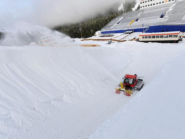 Ein Pistenbully präpariert die Halfpipe für die Snowboard-Wettbewerbe in Cypress Mountain.