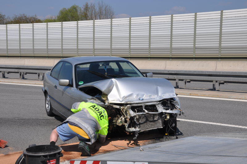 Der BMW-Fahrer, der seinen Wagen in die Leitplanke lenkte, wurde verletzt ins Krankenhaus gebracht.