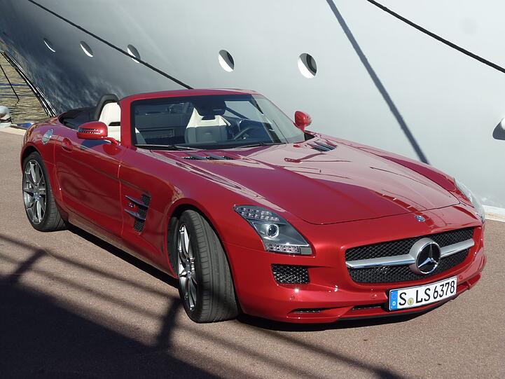 Lange Motorhaube für den Achtzylinder, knackiges Heck, Platz für zwei Passagiere: Der SLS AMG Roadster ist 4,64 Meter lang.