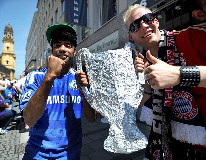 Egal, wer ihn am Ende mit heim nimmt: Ein Chelsea-Fan und ein Bayern-Anhänger feiern zusammen! So soll's sein!