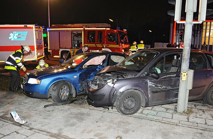 Renault kracht in Audi: Am Dienstagabend kam es an einer Tankstellenausfahrt am Mittleren Ring zu einem schweren Unfall.