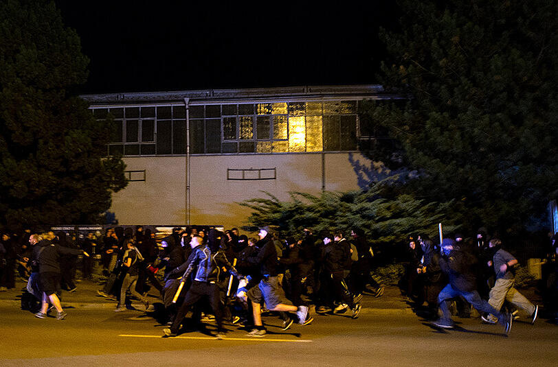 Auch am dritten Tag nach der Ankunft der Flüchtlinge ist es nachts zu Krawallen gekommen. Am Sonntag musste die Polizei kämpfe zwischen rechten und linken Demonstranten beenden. Die Bilder aus Heidenau.