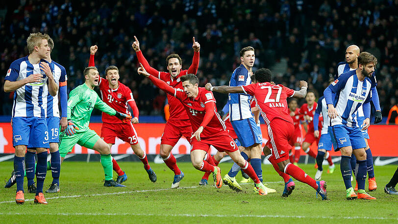 Späte Ekstase: Die Bayern bejubeln das 1:1 durch Robert Lewandowski (M.) in der Nachspielzeit in Berlin.