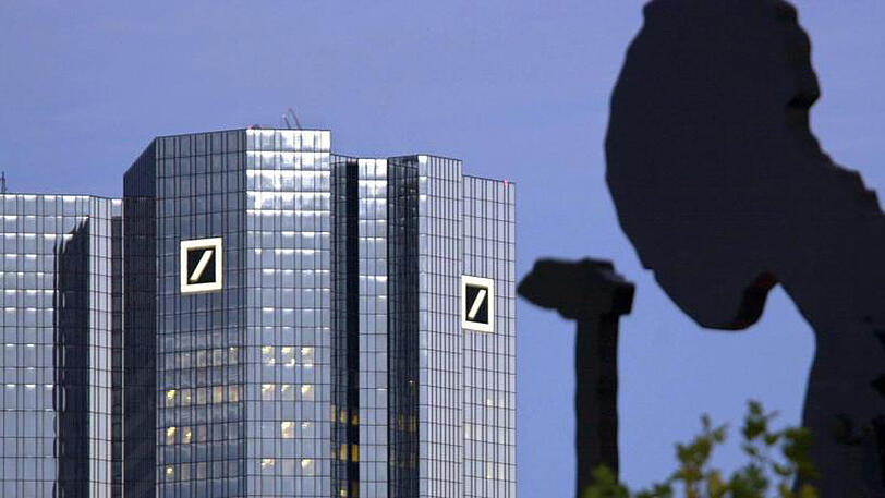 Der "Hammering Man" des US-Künstlers Borofsky vor den Türmen der Deutschen Bank in Frankfurt: Das Institut hat seine Kapitalerhöhung erfolgreich abgeschlossen.