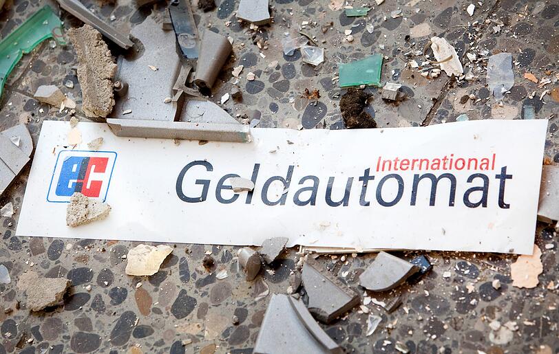 Im Fall von zwei gesprengten Geldautomaten hat die Polizei nun zwei Tatverdächtige gefasst.
