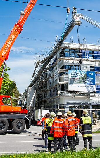 Ein 60 Tonnen schwerer Autokran ist auf einer Baustelle in München umgestürzt.