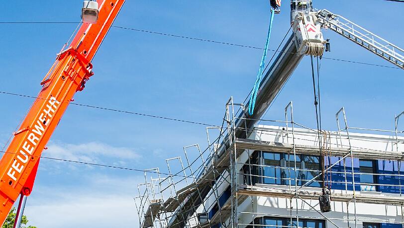 Ein 60 Tonnen schwerer Autokran ist auf einer Baustelle in München umgestürzt. Ein 60 Tonnen schwerer Autokran ist auf einer Baustelle in München umgestürzt.